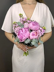 Букет невесты с розовыми пионами