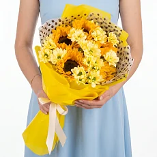 Букет подсолнухов с кустовой хризантемой