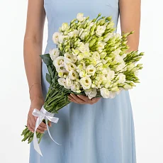 Букет из белых эустом под ленту