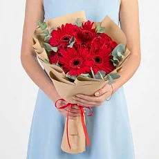 Букет из красных гербер и кустовой розы