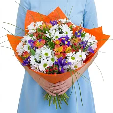 Альстромерии и хризантемы в упаковке