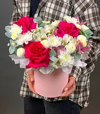 Композиция с розовыми розами и альстромерией