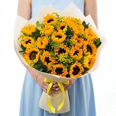 Букет из 19 Подсолнухов и солидаго