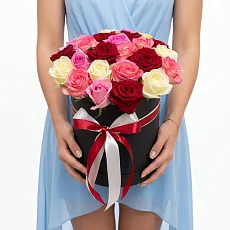 Шляпная коробка с цветами роз