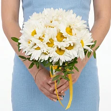 Букет невесты из 25 крупных ромашек