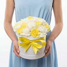 Шляпная коробка с цветными гвоздиками