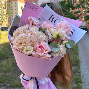 Нежный букет с эустомой и гортензией 