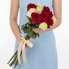 Бордовые и кремовые розы с лентой