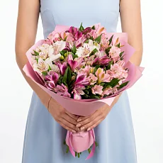 15 Разноцветных  Альстромерий в упаковке