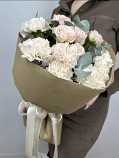 Букет из диантуса и кустовой розы