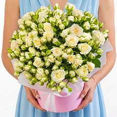 19 Кустовых Белых Роз в коробке