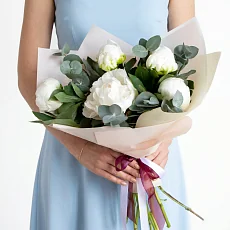 5 Белых Пионов с эвкалиптом