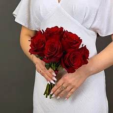 Букет невесты с красными розами под ленту