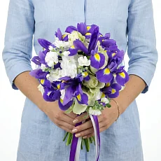 Букет невесты из ирисов и маттиолы