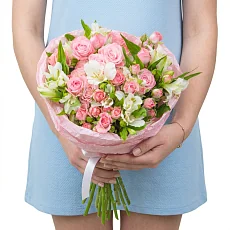 Букет "Барби" с розами и альстромерией