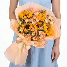 Букет подсолнухов с кустовой розой