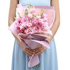 Розовые эустомы в упаковке