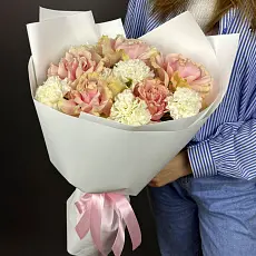 Букет из белых диантусов и розовых роз