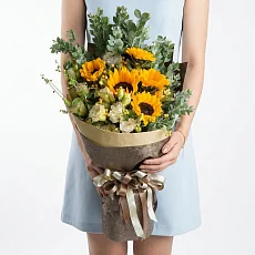 Букет с подсолнухами и лизиантусом