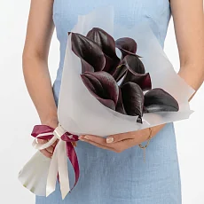 Чёрный букет у упаковке