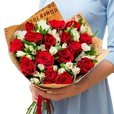 Композиция из красных роз и альстромерии