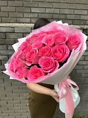 25 Розовых роз в дизайнерской упаковке 