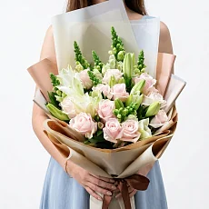 Нежный букет с лилией и розами