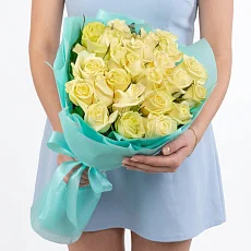 25 кремовых роз