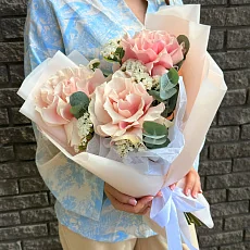 Букет из роз и статицы в стильной упаковке