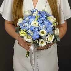 Букет невесты с эустомой и гортензией