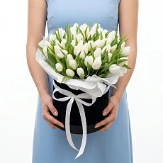 Композиция снежный тюльпан в шляпной черной коробке