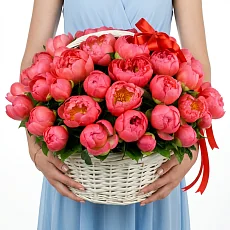 Яркие Пионы в корзине