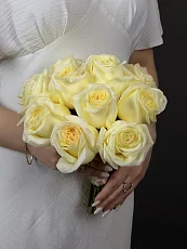 Букет невесты из бело кремовых пионовидных роз