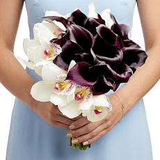 Букет из черных калл и орхидей