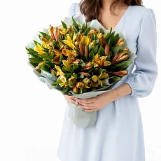 21 Желтая Альстромерия в упаковке