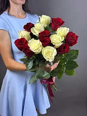 Букет из 15 красных и белых эквадорских роз