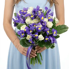 Свадебный букет из кустовых роз и ирисов