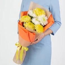 Букет из желтых и белых хризантем