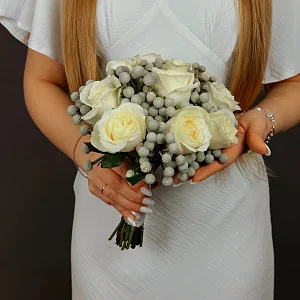 Букет невесты из брунии и белых роз 