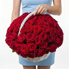 Букет из 101 красной розы Ред Наоми в корзине