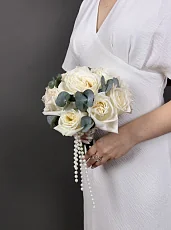 Букет невесты из пионовидных роз и эвкалипта