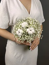 Букет невесты из белого хлопка и гипсофилы