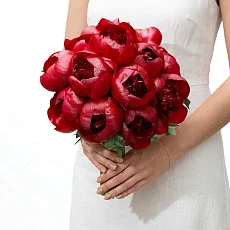 Букет невесты из красных пионов