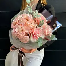 Букет с розовой гортензией и розами