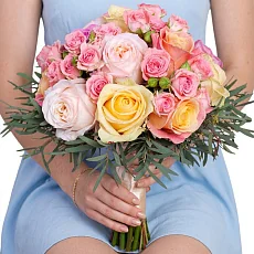 Свадебный букет с разноцветными кустовыми розами