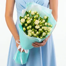 Белые кустовые розы в упаковке