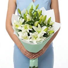 5 Белых Восточных Лилий в упаковке