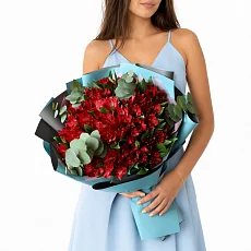 25 Альстромерий с эвкалиптом в упаковке