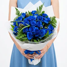 Синие розы в дизайнерской упаковке