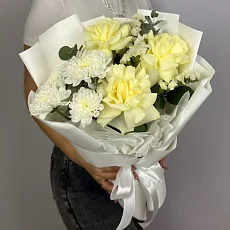 Букет из роз с хризантемой и зеленью